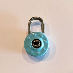 Baby blue metal padlock 2 keys Y2K